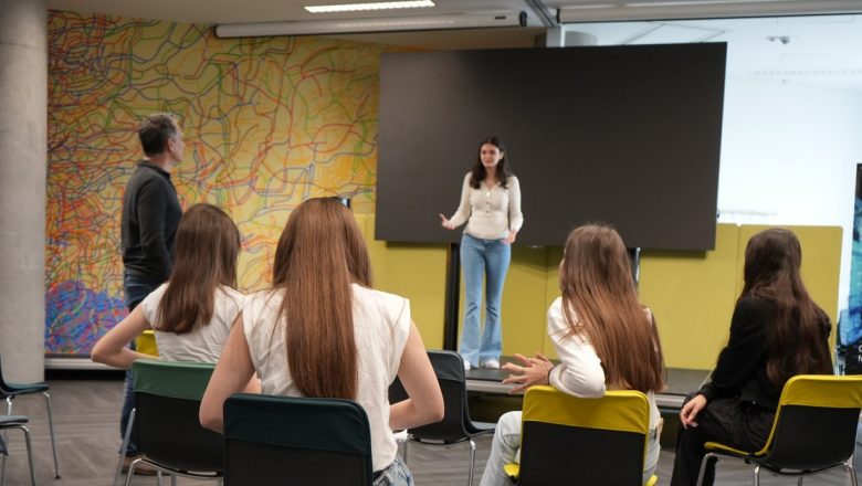 Construirea încrederii în sine la adolescenți: Ghidul expertului în comunicare Alexandru Agarici