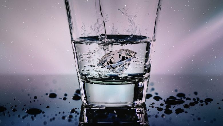 Apa alcalină: cheia sănătății optime, conform prof. dr. Vlad Ciurea
