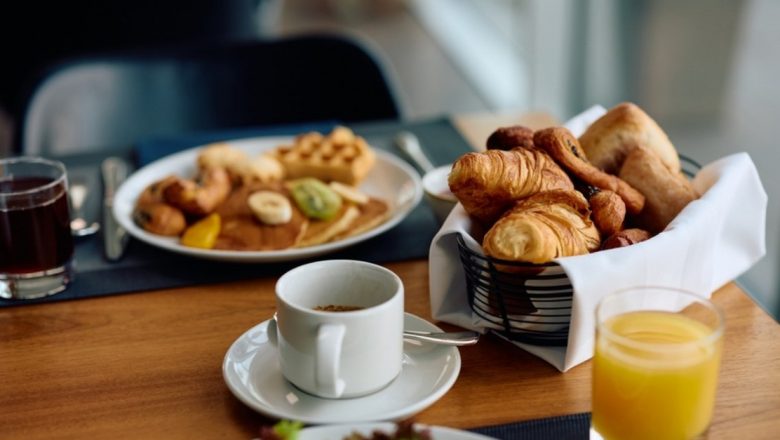Combinatii periculoase la micul dejun: Alimentele iubite de români care nu se potrivesc cu cafeaua