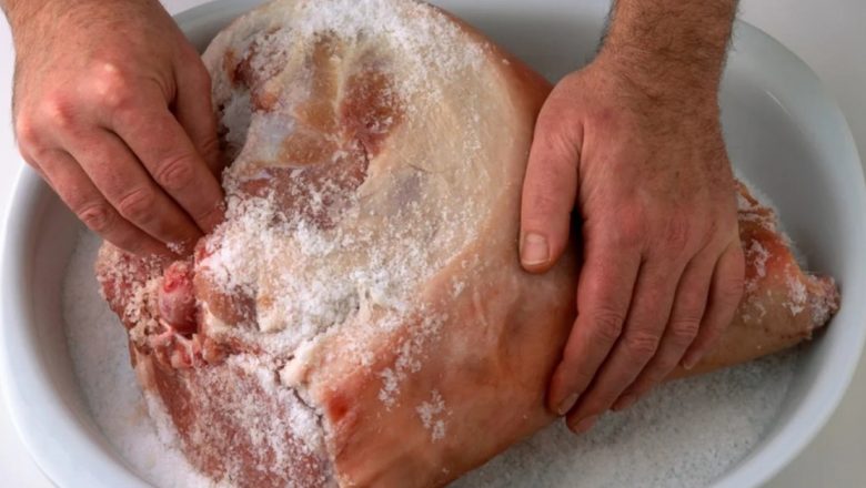 Trichineloza: Risc crescut de îmbolnăvire în perioada sărbătorilor de Crăciun în România