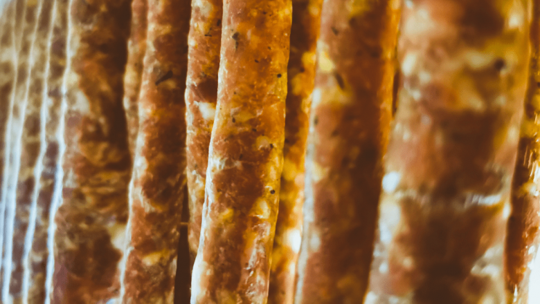 Impactul cârnaților asupra sănătății: Ce trebuie să știm despre riscurile consumului de carne procesată