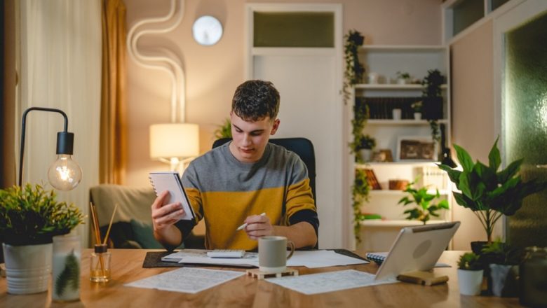 Ghid complet pentru amenajarea dormitorului adolescentului: cum să creezi un spațiu care să îi reflecte personalitatea