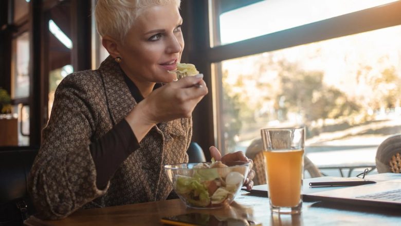 Alimentele care îmbătrânesc prematur: Cum să îți protejezi sănătatea prin dietă