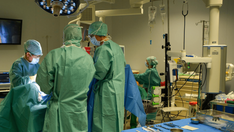 Impactul Culorii Uniformelor Medicale: Alegerea Potrivită pentru un Mediu Eficient și Prietenos