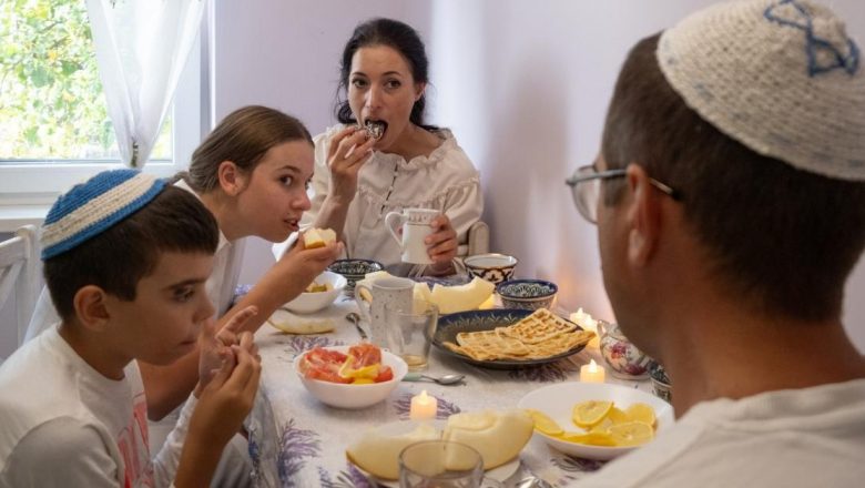 Tradiții și Reguli Alimentare în Iudaism: De ce Evreii Nu Consumă Carne și Lactate la Aceeași Masă