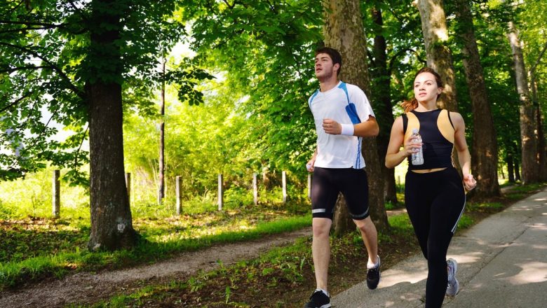 Mersul pe jos vs. Alergatul: Care este cea mai bună metodă pentru slăbit?