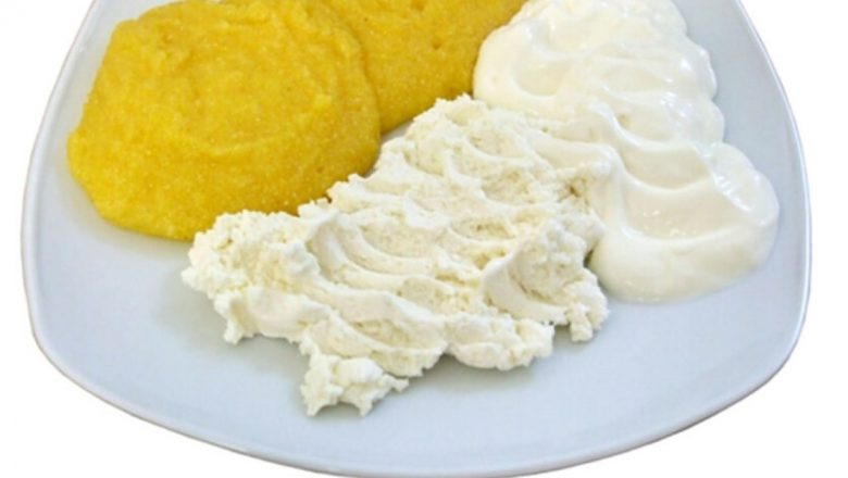 Mămăligă cu brânză și smântână: Tradiție culinară sau risc pentru sănătate?