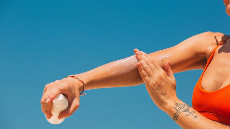 Ghidul complet pentru un bronz sănătos: formule organice și protecția solară esențială