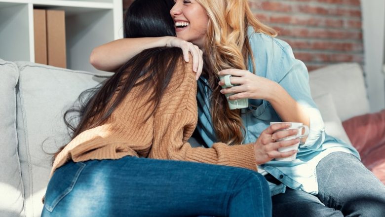 Cafeaua de dimineață: alegerea între confortul de acasă și atmosfera cafenelei