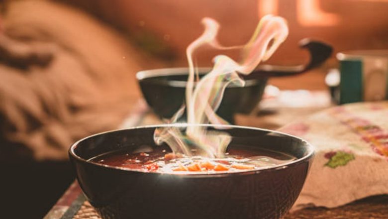Supa „arde-grăsimi”: Un fenomen culinar online care promite rezultate rapide în slăbire