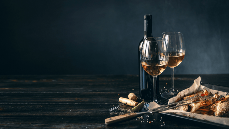 Vinul alb versus vinul roșu: Care dintre ele reprezintă un risc mai mare de cancer?