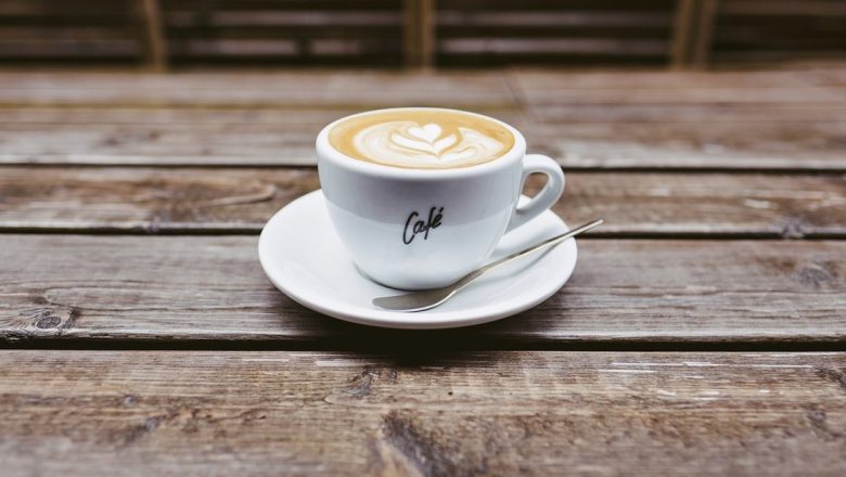 Cafeaua: Licoarea Dimineții și Impactul Său Asupra Sănătății – Analiza Detaliată a Beneficiilor și Riscurilor