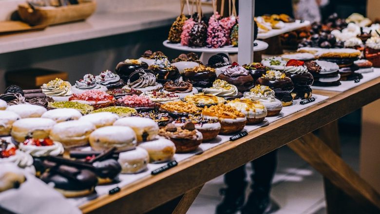 Prăjituri Delicioase și Sănătoase: Ghidul Adinei Alberts pentru Dulciuri Fără Calorii Mari