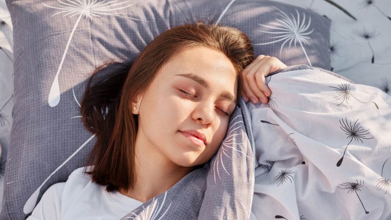 Revoluția somnului: Cum o simplă mască de dormit poate transforma calitatea somnului și funcțiile cognitive
