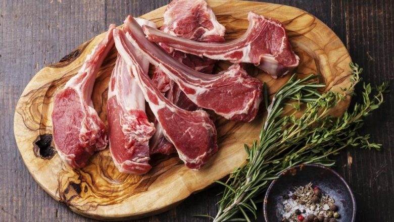 Carne crudă sau carne gătită: O analiză detaliată a beneficiilor și riscurilor pentru sănătate