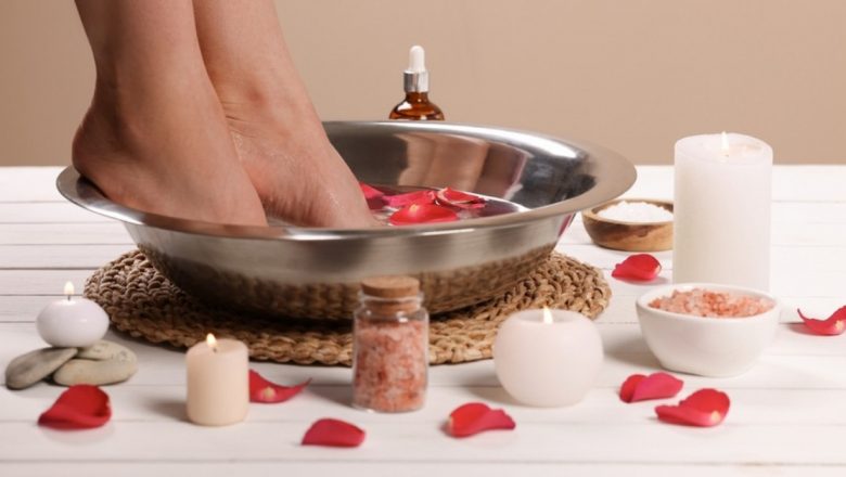 Beneficiile uimitoare ale băilor de picioare cu oțet de mere: un remediu natural pentru sănătatea pielii