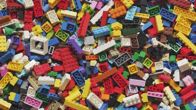 Explorarea Universului LEGO: Trei Modalități de Construcție pentru Tineri și Adulți