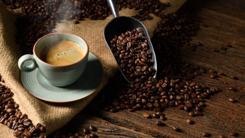 Cafeaua: Un Aliat Inimaginabil în Lupta Împotriva Fragilității la Vârstnici