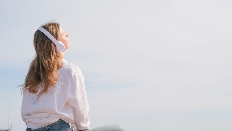 Impactul utilizării căștilor asupra sănătății cognitive: Cum volumul excesiv poate contribui la riscul de demență