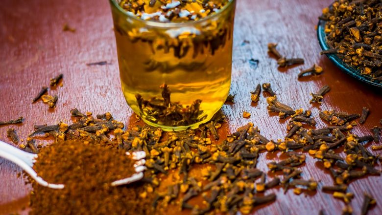 Beneficiile uimitoare ale apei cu cuișoare: un sedativ natural pentru somn și nu numai