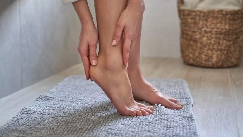 Transformarea Picioarelor: Cum Oțetul de Mere și Remediile Naturale Pot Face Minuni pentru Călcâie