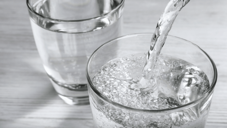 Apă minerală carbogazoasă versus apă plată: Care te hidratează cel mai bine?