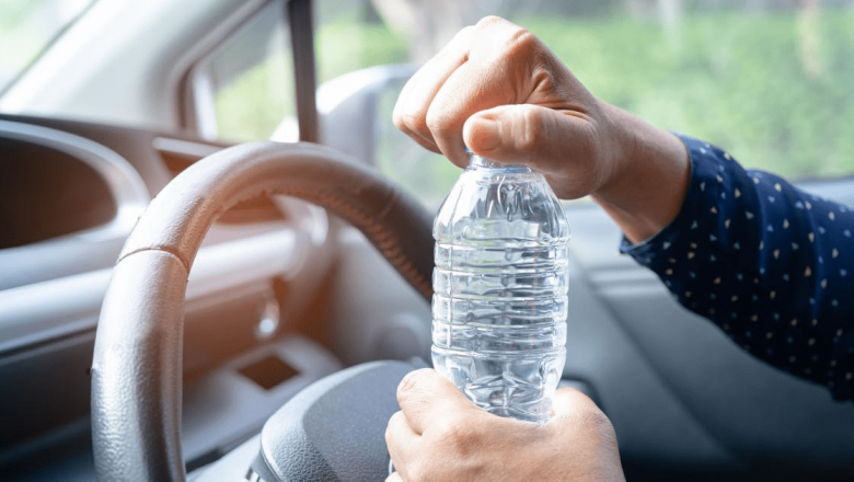 Riscurile Ascunse ale Consumului de Apă Îmbuteliată dintr-o Mașină Încălzită de Soare