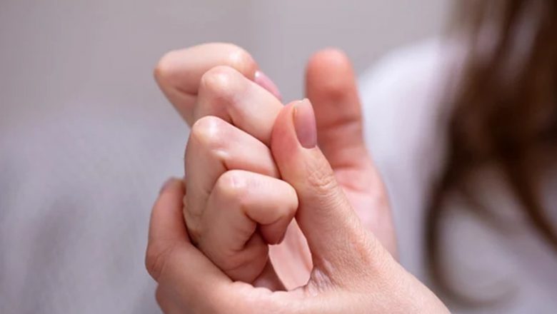 Impactul Trosnitului de Degete: Pericolele și Miturile Asociate cu acest Obicei Comun