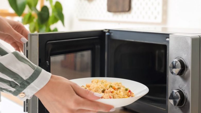 Alimentele care nu ar trebui reîncălzite la microunde: Riscuri și soluții alternative