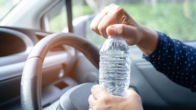 Riscurile ascunse ale apei din sticlele lăsate în mașină: Analiza efectelor căldurii asupra sănătății umane