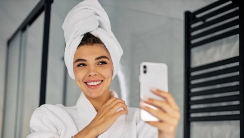 Dușul Perfect: Dimineața sau Seara? Analiză Științifică și Ayurvedică a Impactului asupra Corpului și Minții