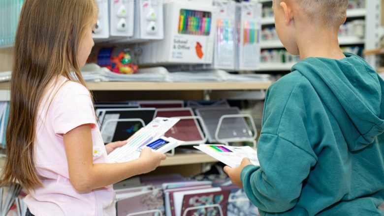 Pregătirile pentru școală: Cum preferințele părinților modelează piața de consum în România