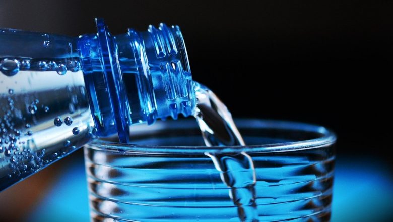 Importanța apei minerale în dietă: Beneficii, riscuri și perspectivele viitoare