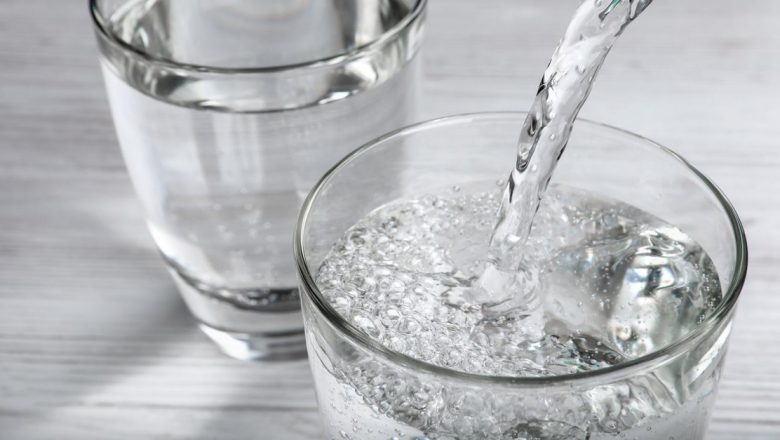 Apă minerală carbogazoasă versus apă plată: analiza impactului asupra hidratării și sănătății