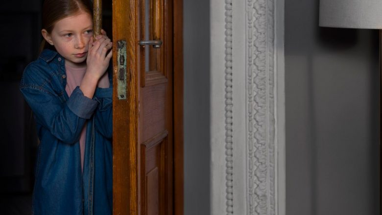 Cum să gestionezi cu înțelepciune momentele intime surprinse de copii: Ghid pentru părinți