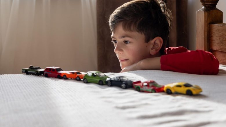 Înțelegerea autismului: simptome, diagnosticare și intervenții eficiente
