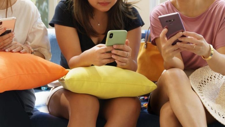 FOMO: Teama de a rata experiențele și impactul ei asupra tineretului în era digitală
