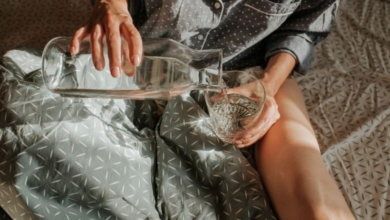 Importanța Hidratarea Dimineața: De Ce Ar Trebui Să Bei Apă Înainte de Cafeaua de Dimineață