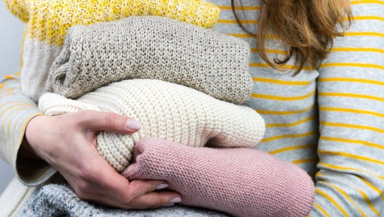 Cum să Înlături Mirosul Neplăcut al Hainelor de Iarnă: Soluții Naturale și Eficiente