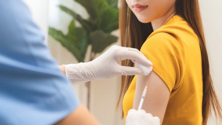 Vaccinurile și sănătatea cognitivă: Cum pot patru vaccinuri comune să reducă riscul de demență
