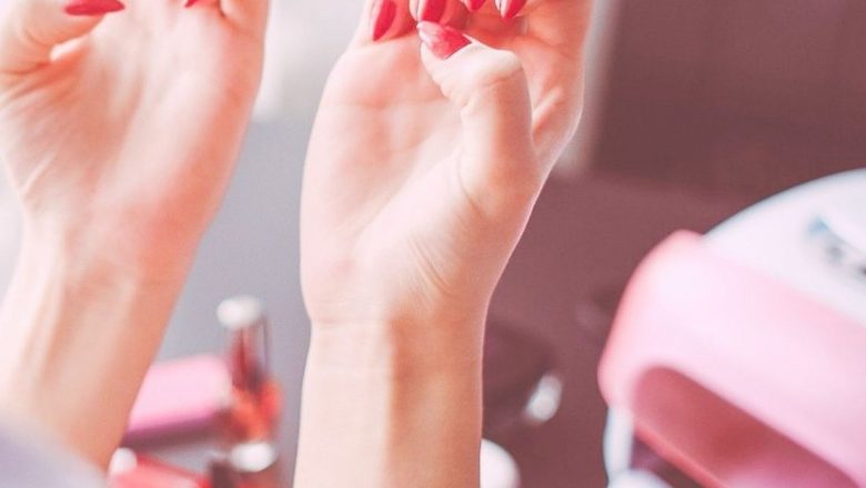 Pericolele Ascunse ale Manichiurii cu Gel și Acril: Riscuri Dermatologice și Recomandări de Siguranță