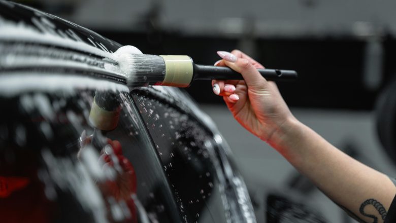Trei tipuri de servicii esențiale din pachetul de detailing exterior pentru o mașină care arată bine în orice anotimp