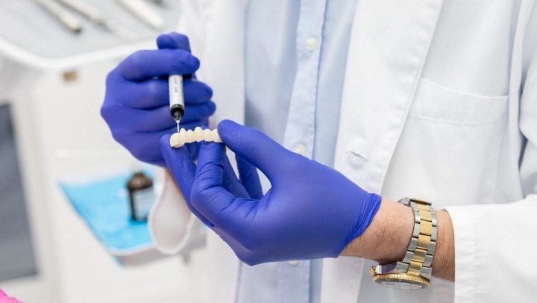 Revoluția Stomatologică: De la Protezele Mobile la Soluții Fixe și Moderne