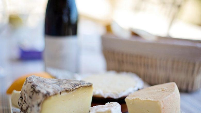 Brânza cu Mucegai: O Delicatesă cu Beneficii Nebănuite și Secretele din Spatele Producției