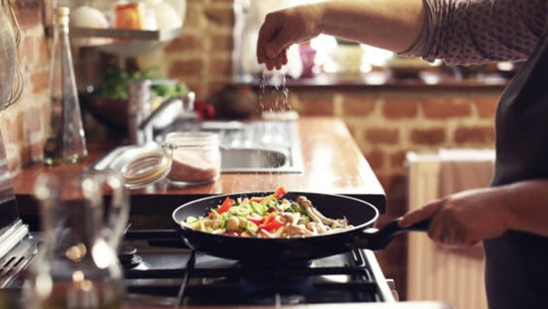 Greșelile Invizibile din Gătitul Acasă: Cum Poate Mâncarea Preparată în Casă Să Fie Mai Puțin Sănătoasă Decât Fast-Food-ul