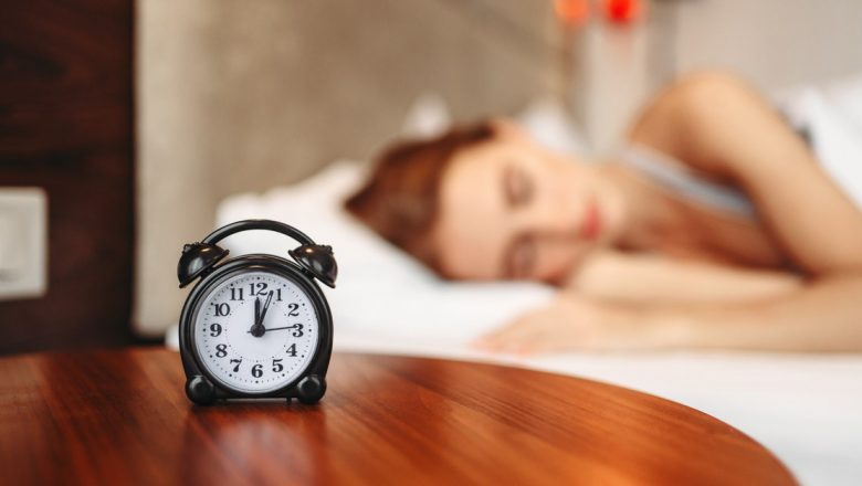 Impactul Amânării Alarmei de Dimineață: Cum Ne Afectează Obiceiul de a Dormi Mai Mult?