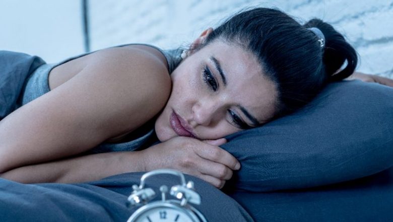 Impactul obiceiurilor alimentare asupra somnului: Cum dieta afectează trezirile nocturne
