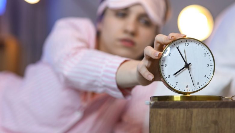 De ce te trezești înainte să sune alarma? Explicații științifice și implicații pentru sănătate