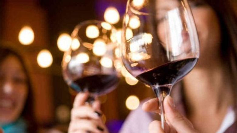 Un pahar de vin roșu pe zi: Mitul longevității și știința din spatele lui