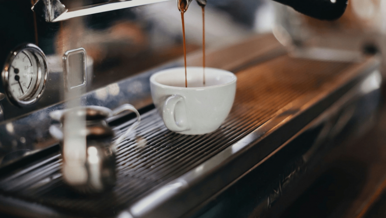 Dimineți Răsfățate: Impactul Tehnologiei asupra Ritualului Cafelei